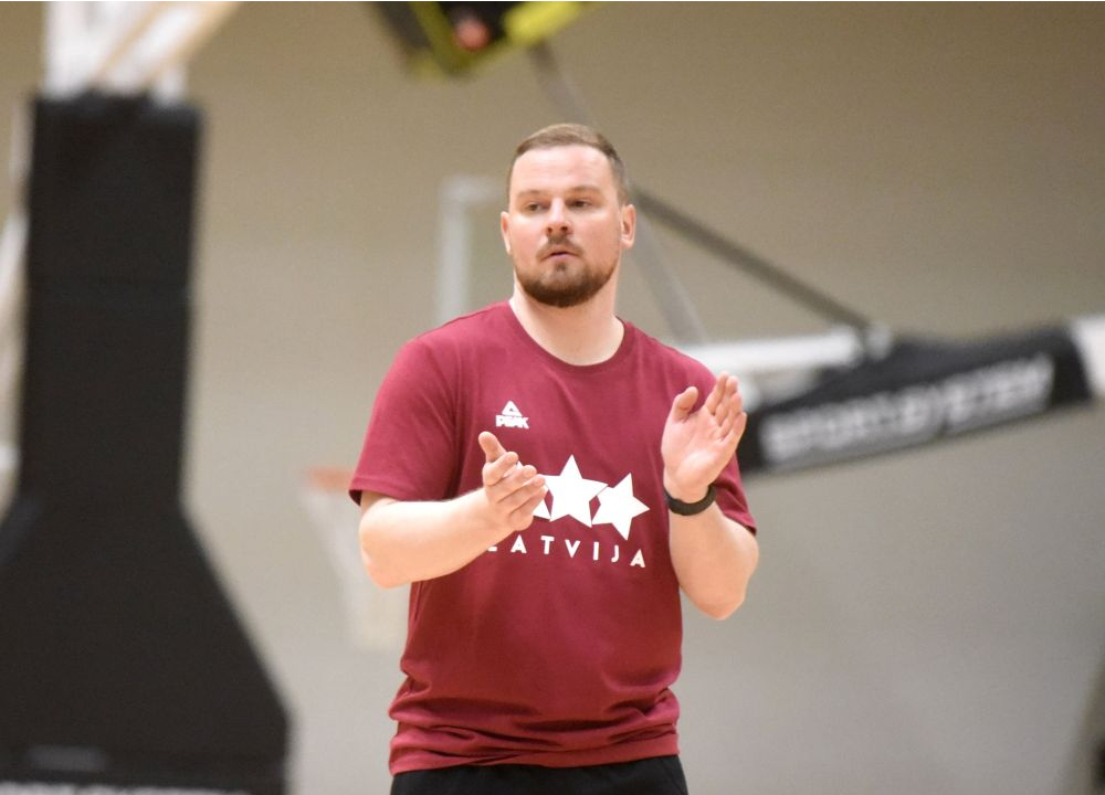 Latvijas basketbola sieviešu izlases galvenais treneris Matīss Rožlapa.