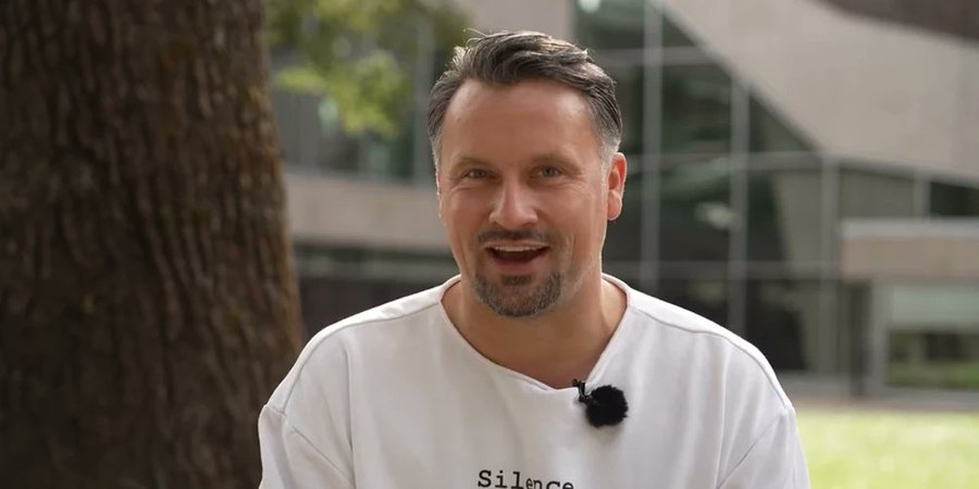 Andris Bulis atklāj, kādu rituālu veic pirms katras uzstāšanās teātrī.