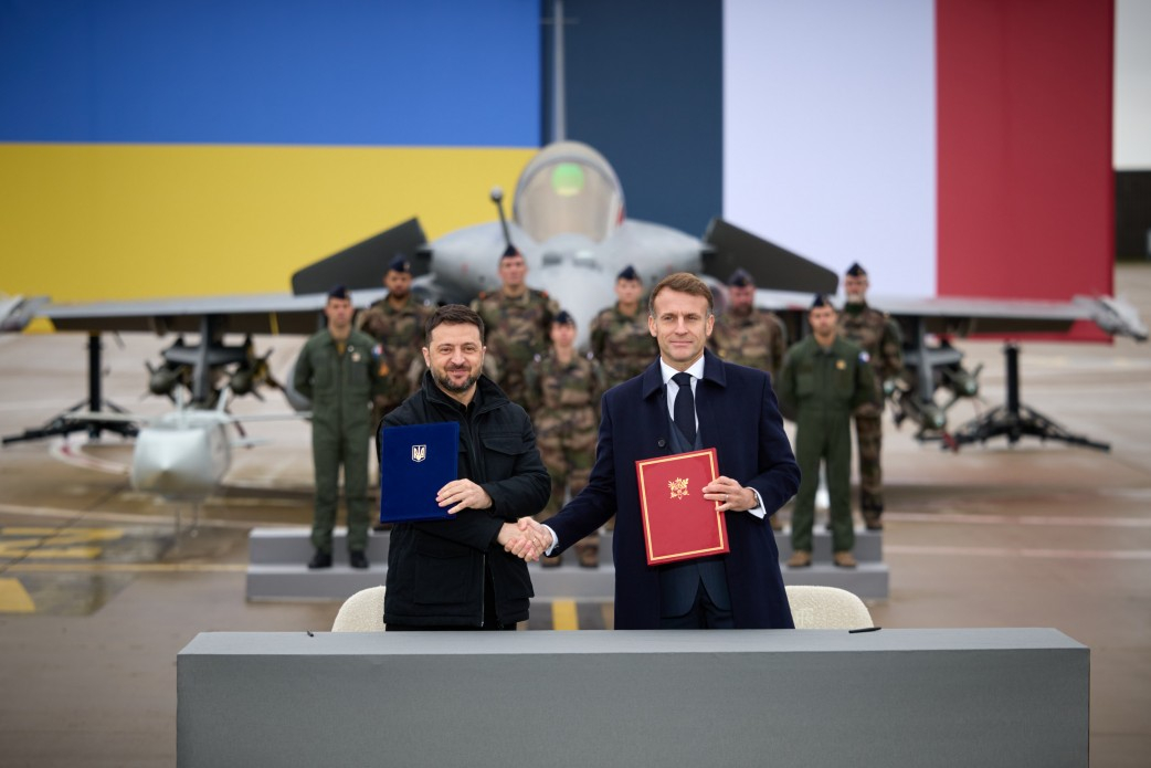 Francijas prezidents Emanuels Makrons un Ukrainas prezidents Volodimirs Zelenskis pirmdien Parīzē.