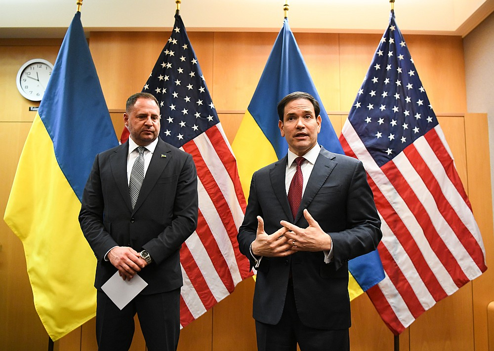 ASV valsts sekretārs Marko Rubio (no labās) un Ukrainas prezidenta biroja vadītājs Andrijs Jermaks, Ženēvā uzrunājot reportierus.