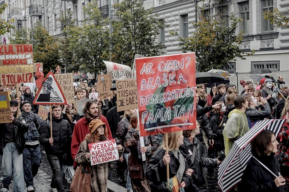 21. oktobrī ar demonstrāciju Viļņā noslēdzās kultūras darbinieku protesta mēnesis pret partiju "Nemunas rītausma", kura, kā uzsver Lietuvas kultūras pārstāvji, apdraud vārda brīvību, cīņu pret dezinformāciju un citas demokrātiskās vērtības.