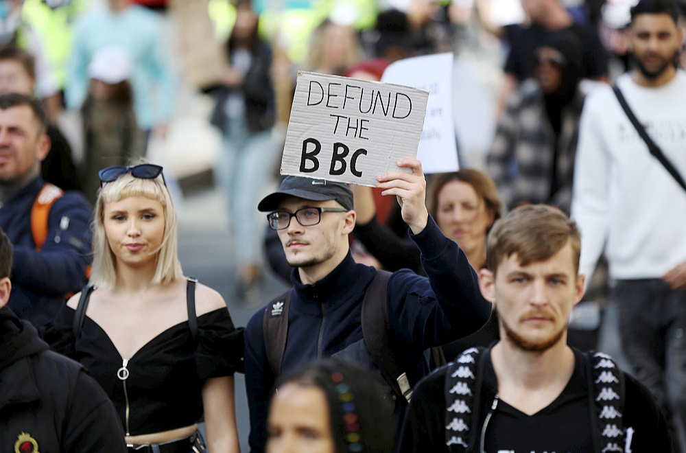 Jau 2000. gadā tika uzsākta kampaņa #DefundtheBBC, ko latviski varētu tulkot kā "atņemt finansējumu BBC", aicinot licences maksātājus televīziju neskatīties un licences nemaksāt, kas nu ir novedis pie viena miljarda mārciņu (1,14 mljrd. eiro) zaudējumiem katru gadu. Sagaidāms, ka Trampa runas rediģēšanas skandāls nemaksātāju skaitu varētu vēl vairot. (Foto no 2020. gada akcijas)