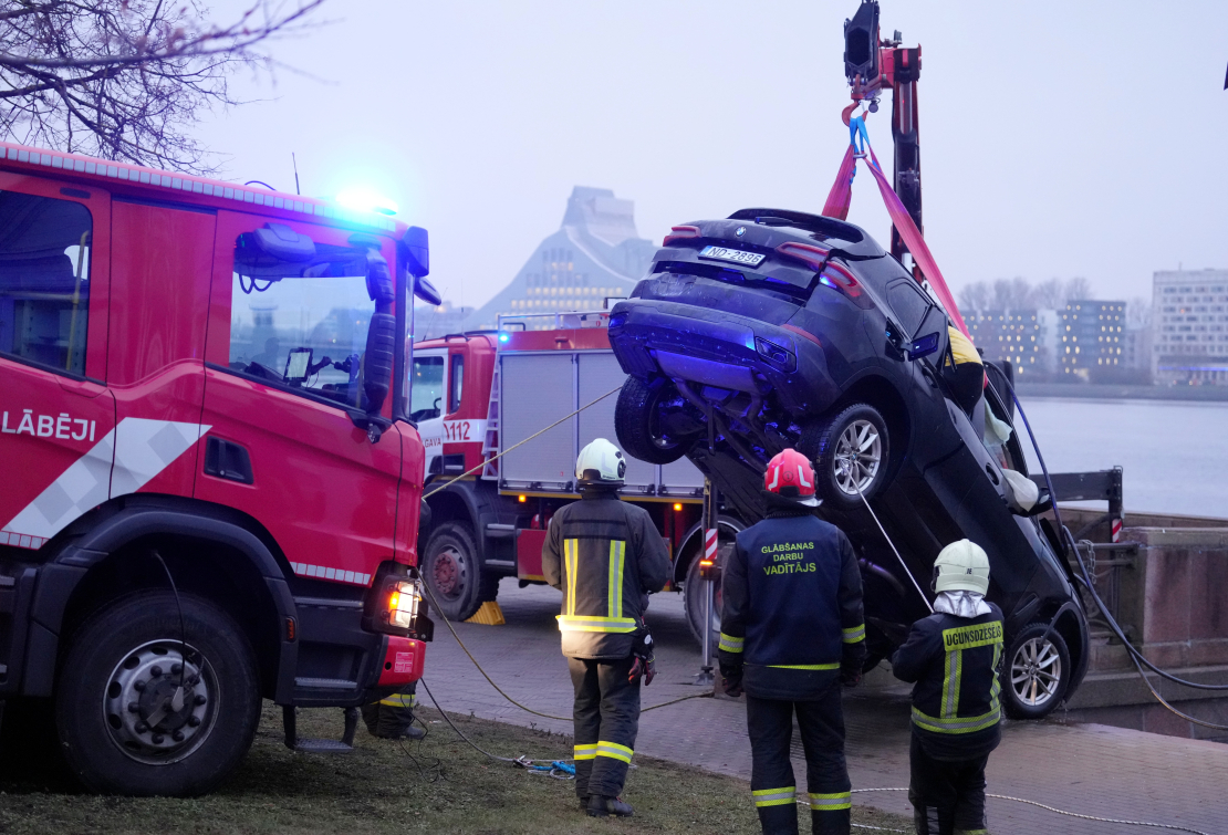 Izceļ auto no Daugavas.