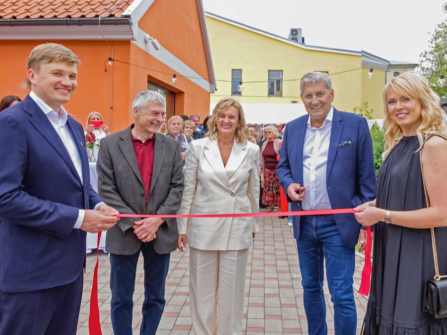 Šovasar abiem atjaunotajiem namiem sarīkota atklāšana. Attēlā: svinīgajā atklāšanas brīdī – Zinta un Ģirts Štekerhofi (no labās
vidū), viņu vecākais dēls Kārlis (pirmais no kreisās) un vedekla Madara (pirmā no labās).