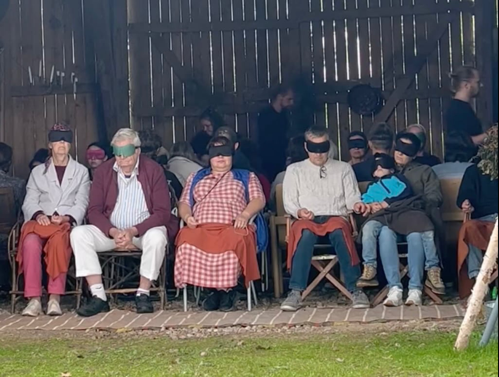 Lienas Šmukstes sajūtu izrādē "Mūžīgais ritums" skatītājiem ir labprātīgi jāaizsien acis.