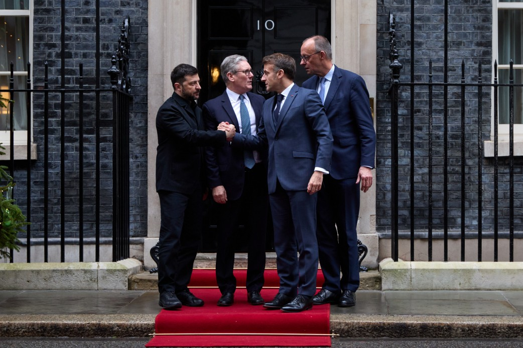 Lielbritānijas premjerministrs Kīrs Stārmers Londonā rīkoja Zelenska tikšanos ar Francijas prezidentu Emanuelu Makronu un Vācijas kancleru Frīdrihu Mercu. Līderu sarunas turpinājās nedaudz ilgāk nekā stundu.