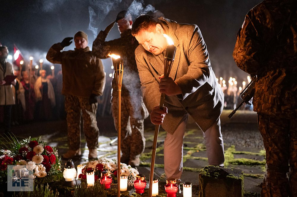 Ogres novada domes priekšsēdētājs juridiski bija un ir Egils Helmanis, bet amata pienākumus šajā sasukumā viņš esot pildījis tikai 24 dienas. Attaisnotā prombūtnē slimības dēļ E. Helmanis atrodas kopš 25. augusta. Attēlā: Egils Helmanis šā gada 11. novembrī Ogrē piedalās Lāčplēša dienas lāpu gājienā.