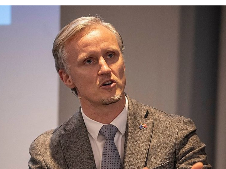 "Šis ir svarīgs precedents tam, kā Eiropai nākotnē būtu jāstrādā ar investīcijām aizsardzībā. Runa nav par jauniem līdzekļiem, bet gan par esošo programmu viedāku un stratēģiskāku izmantošanu," uzsver Rihards Kols, EP deputāts no Latvijas un ziņotājs par "ReArm Europe" plāna ieviešanu.