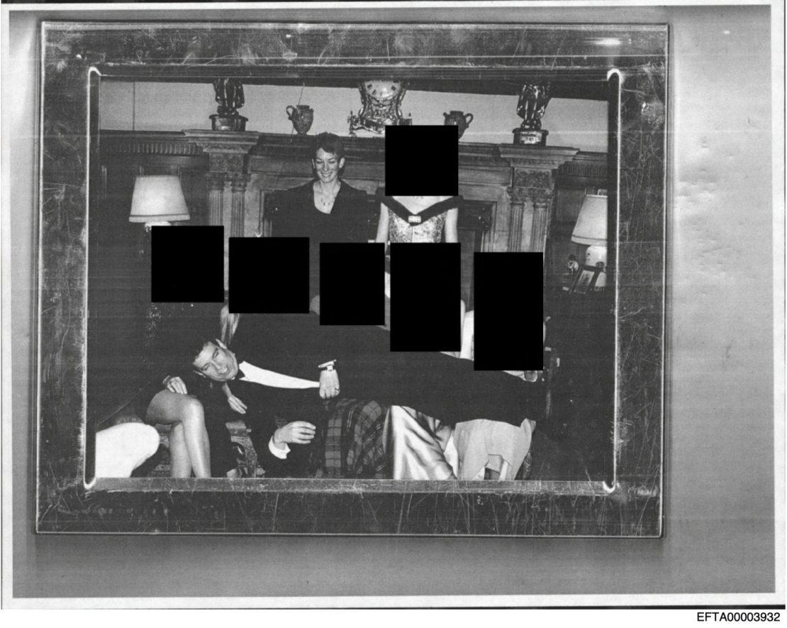 Džefrija Epstīna lietas materiālu foto. Princis Endrjū.