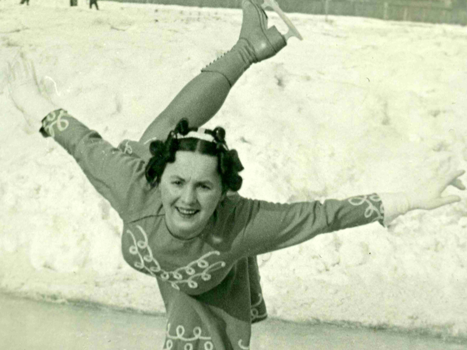 Alise Dzeguze Armijas sporta kluba laukuma slidotavā, 20. gs. 30. gadi.
