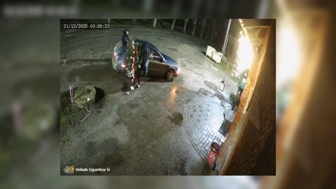 Ekrānuzņēmums no videonovērošanas kameras ieraksta.