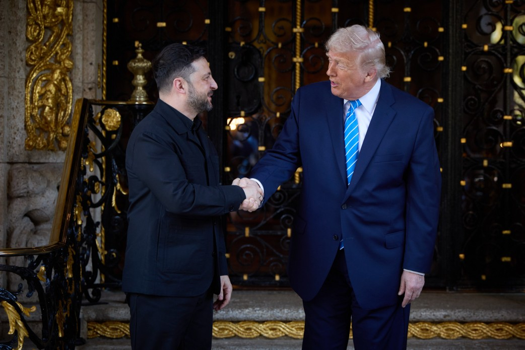 Donalds Tramps un Volodimirs Zelenskis "Mar-a-Lago" īpašumā.