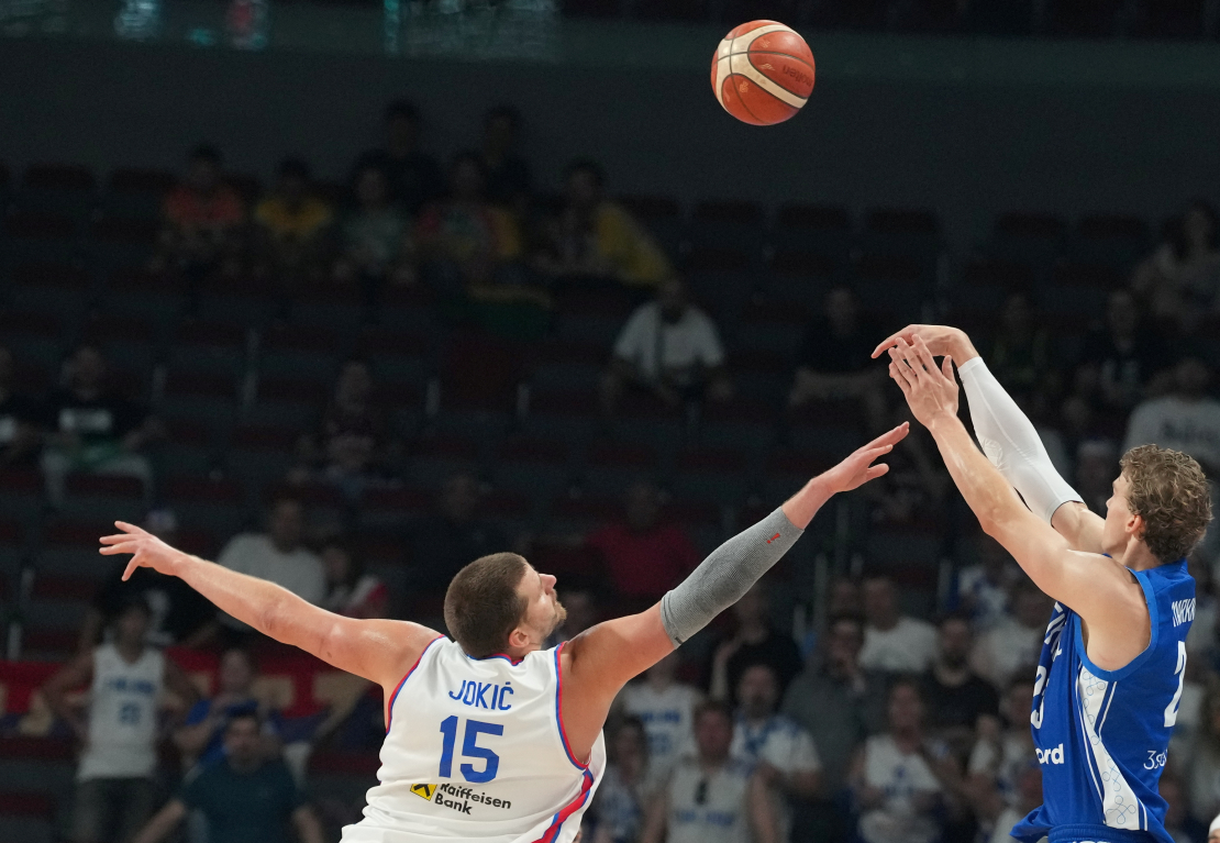 Somijas valstsvienības spēlētājs Lauri Markanens (nr.23) un Nikola Jokič (nr.15) Eiropas čempionāta astotdaļfināla spēlē basketbolā vīriešiem starp Somijas un Serbijas valstsvienībām "Xiaomi arēnā".
