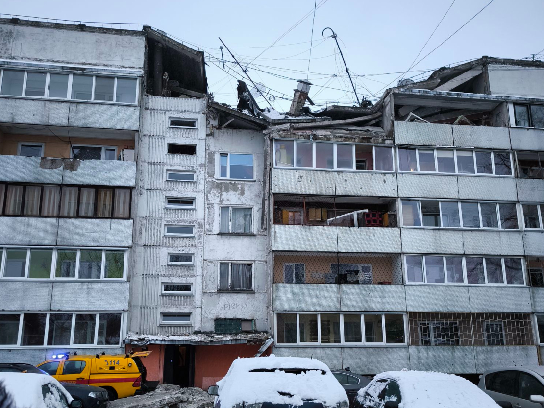 Torņakalnā gāzes sprādzienā sagruvis daudzdzīvokļu mājas jumts, viens bojāgājušais.