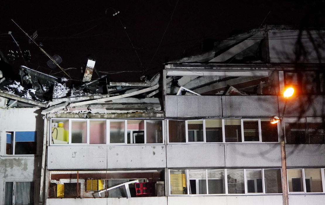 Rīgā, Torņakalnā, gāzes sprādziena dēļ daļēji sagruvis daudzstāvu ēkas jumts un daļa piektā stāva.
