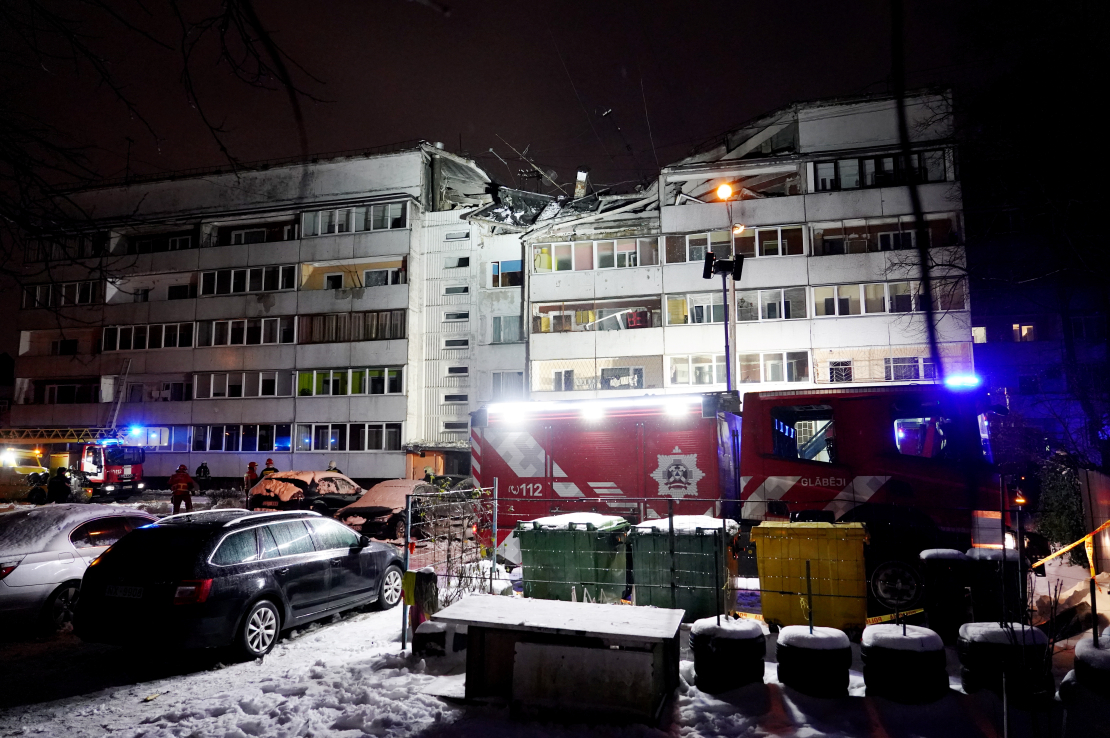 Rīgā, Torņakalnā, gāzes sprādziena dēļ daļēji sagruvis daudzstāvu ēkas jumts un daļa piektā stāva.