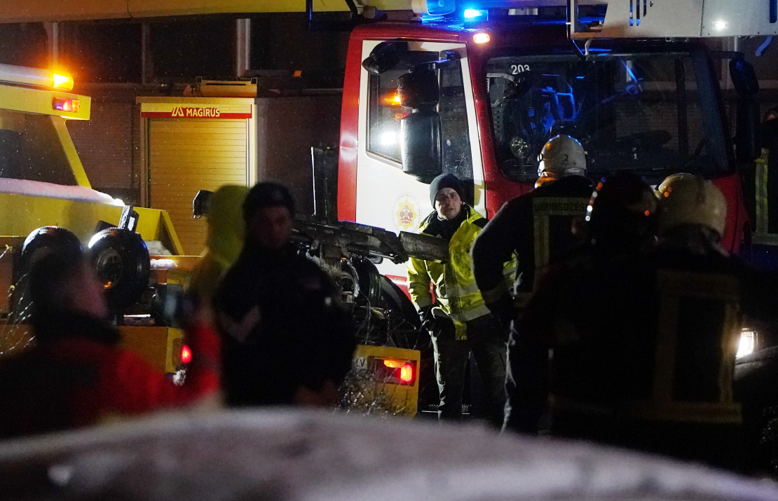 Rīgā, Torņakalnā, gāzes sprādziena dēļ daļēji sagruvis daudzstāvu ēkas jumts un daļa piektā stāva.