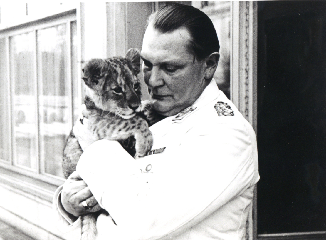 Hermans Gērings ar savu mājdzīvnieku lauvu, 1938. gads.