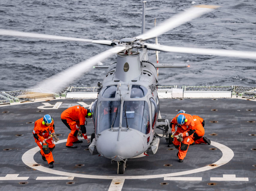 Helikopters HKP15 nolaižas uz patruļkuģa "Carlskrona" klāja. "Carlskrona" ir viens no Zviedrijas kuģiem, kas 2025. gada februārī piedalījās NATO operācijā "Baltic Sentry", kuras mērķis ir demonstrēt NATO spēku klātbūtni Baltijas jūrā un uzraudzīt tās kritisko zemūdens infrastruktūru.