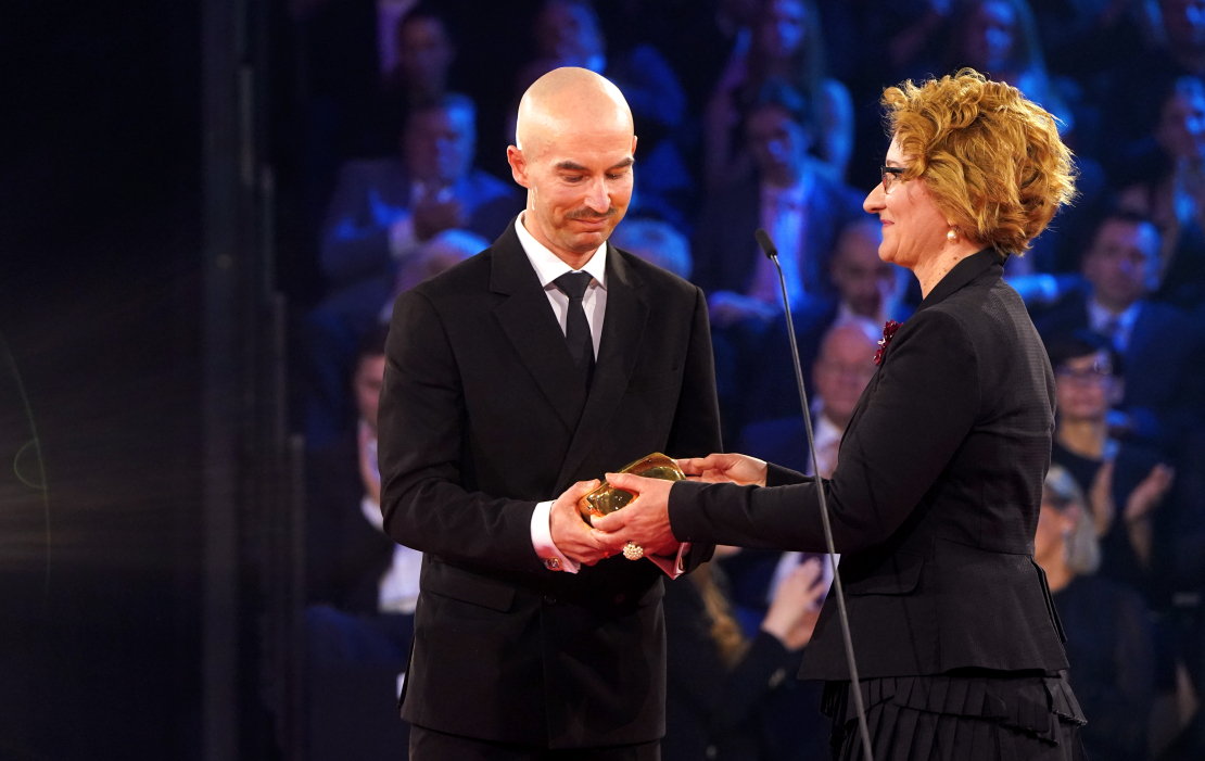 Izglītības un zinātnes ministre Dace Melbārde pasniedz balvu "Trīs Zvaigžņu balva 2025" nominācijas "Gada sporta skolotājs" ieguvējam Indriķa Zeberiņa Kuldīgas pamatskolas sporta skolotājam Arvim Sprudem apbalvošanas ceremonijā Rīgas Cirkā, kurā tiek noskaidrotas aizvadītā gada Latvijas sporta izcilības.