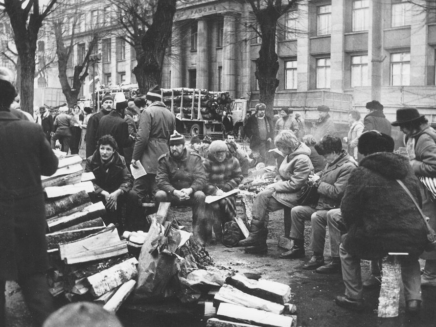 Barikādes un to aizstāvji pie Latvijas Republikas Ministru Padomes ēkas.