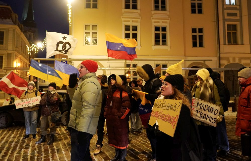 Pie Rīgas pils notiek kopienas centra "Maiznīca" rīkots protests "Rokas nost no Venecuēlas".