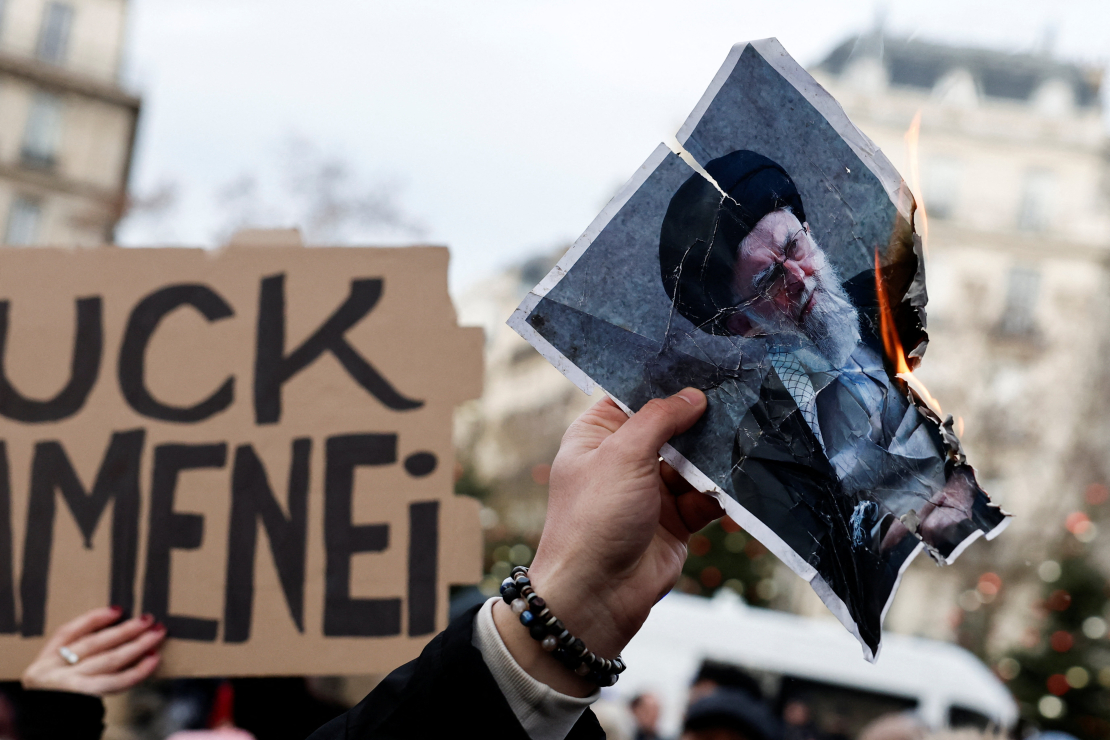 Demonstrants dedzina Irānas augstākā līdera ajatollas Alī Hāmenejī fotogrāfiju protesta akcijas laikā, paužot solidaritāti ar Irānas tautu uz valdību vērsto protestu fonā, kas plosās visā Irānā. Pasākums notika Parīzē, Francijā, 2026. gada 11. janvārī.