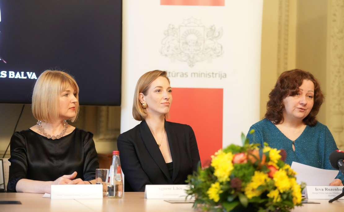 "Latvijas Koncerti" valdes locekle Zanda Strumpe (no kreisās), kultūras ministre Agnese Lāce un Jāzepa Vītola Latvijas Mūzikas akadēmijas docētāja Ieva Rozenbaha piedalās preses konferencē, kurā paziņo "Lielās mūzikas balvas" nominantus.