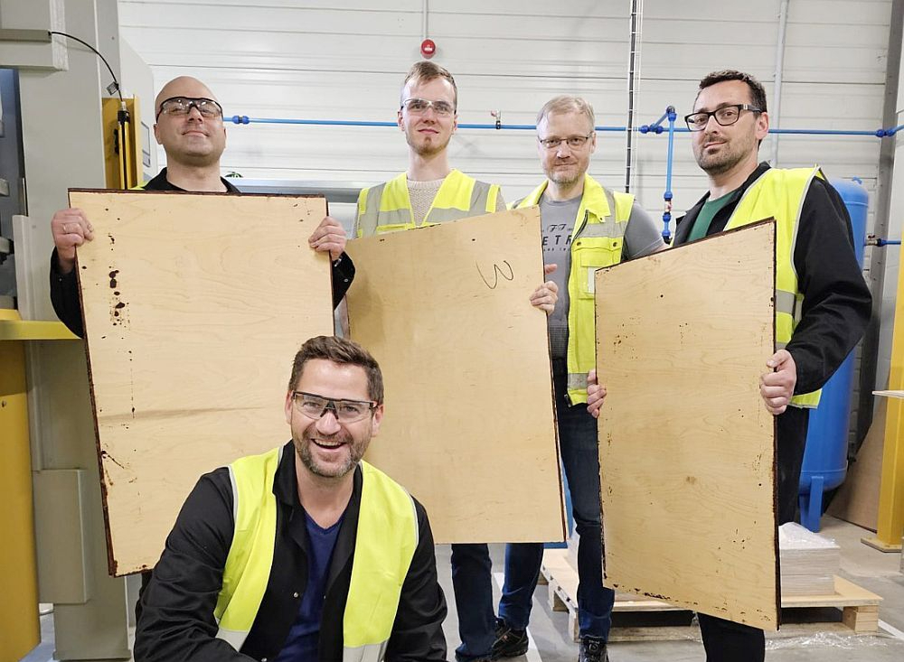 Viens no pagājušā gada novērtētajiem sasniegumiem – Koksnes ķīmijas institūta un "Latvijas Finiera" veikums. No finiera ražošanas blakusprodukta (bērza mizas) izstrādāta inovatīva tehnoloģija, kā ražot pilnībā dabisku saistvielu, ar ko pirmo reizi vēsturē bērza saplāksnim ir sasniegta 1. mitrumizturības klase. Pagājušā gada jūlijā autori raksta: "Saistviela sastāv no īpaša bērza tāss suberīnskābju un ligno ogļhidrātu maisījuma, kas pielāgots standarta saplākšņa ražošanas apstākļiem. Šis sasniegums ir īpaši nozīmīgs, jo: saistviela ir 100% dabiska; augsta mitrumizturība sasniegta reālā rūpniecisko saplākšņu presēšanas temperatūrā; viegli mērogojami presēšanas apstākļi; saistvielu ir iespējams uzklāt ar rūpniecisko klāšanas iekārtu; jau izgatavoti pirmie liela mēroga saplākšņa paraugi."