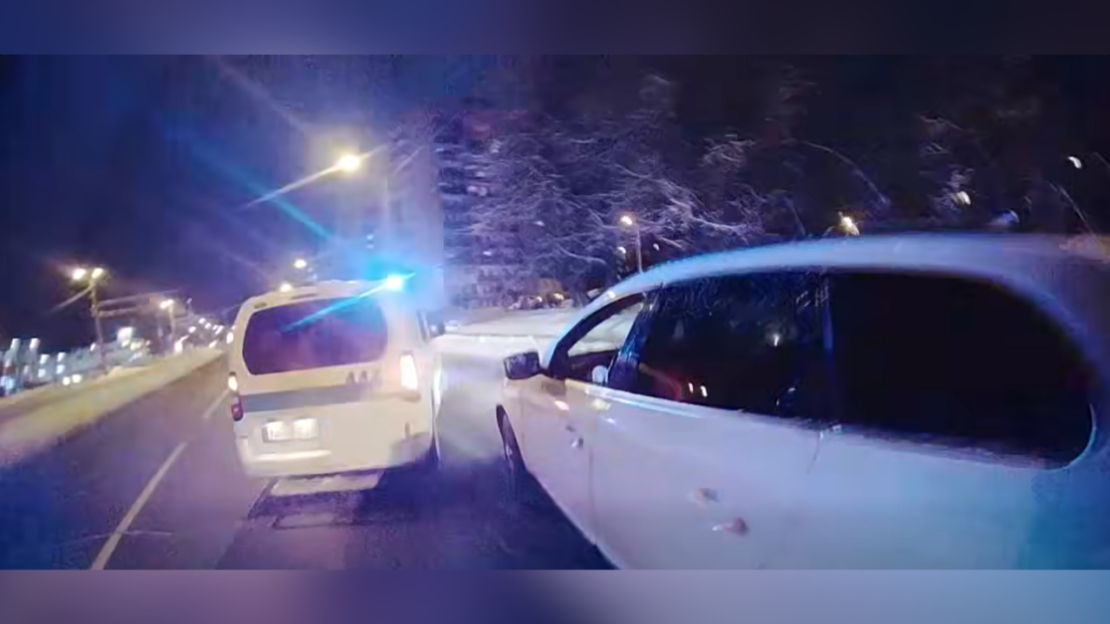 Ekrānuzņēmums no pakaļdzīšanās video.