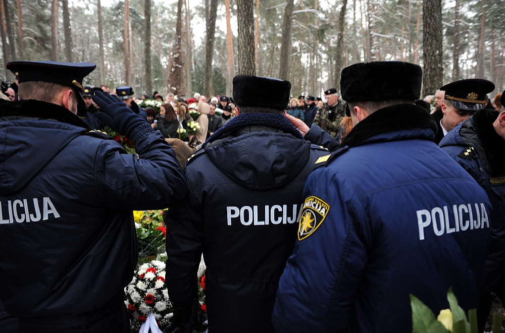 2011. gada 29. janvāris. Policijas darbinieki bēru ceremonijā atvadās no Jēkabpilī bruņotā uzbrukumā nošautā Viesītes iecirkņa vecākā inspektora Andra Znotiņa.