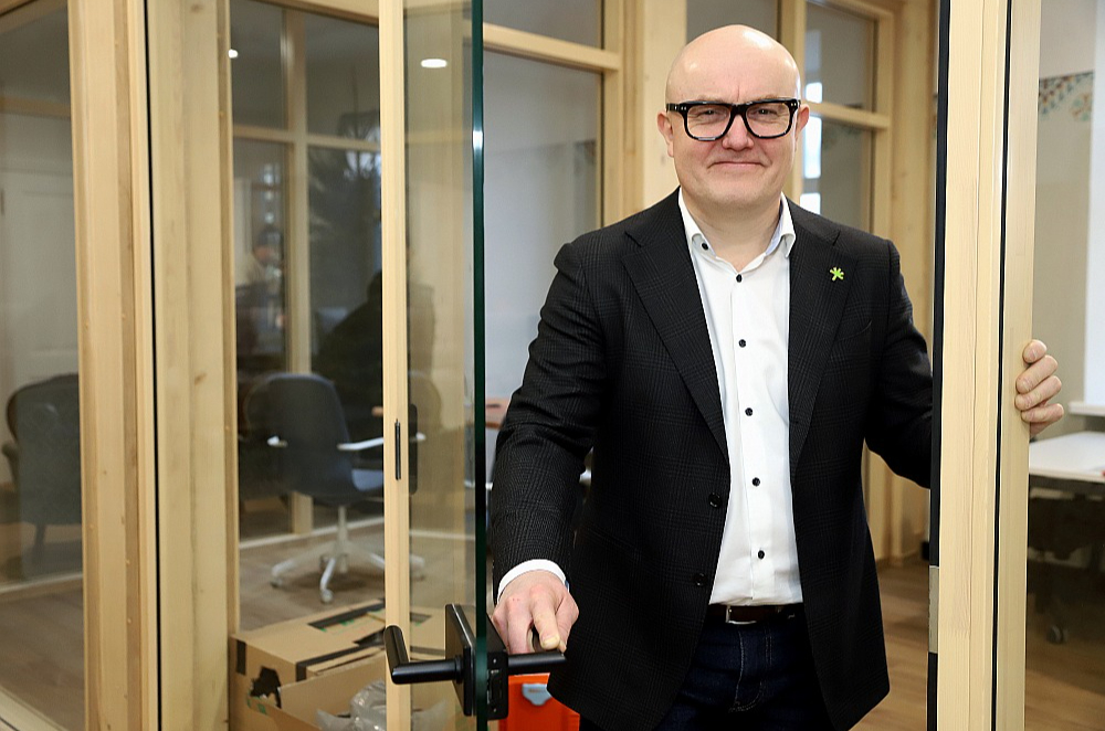 "Cerams, ka mūsu ekonomika attīstīsies un kļūsim turīgāki. Līdz ar to māju īpašnieki izvēlēsies apkuri, kur pašam daudz nav jādara. Pēc šīs loģikas vietējam brikešu un malkas patēriņam vajadzētu mazināties, bet granulām – kāpt. Taču malka un briketes arī nekad nepazudīs – vienmēr būs kāda pirts, kamīni un citas kurtuves, jo cilvēkam patīk redzēt dzīvu liesmu. Ja vien atkal neparādīsies kāds muļķīgs likums, kas to centīsies aizliegt," domā Didzis Palejs, biedrības "Latvijas biomasas asociācija "LATbio"" valdes priekšsēdētājs un SIA "Timbro" pārdošanas direktors.