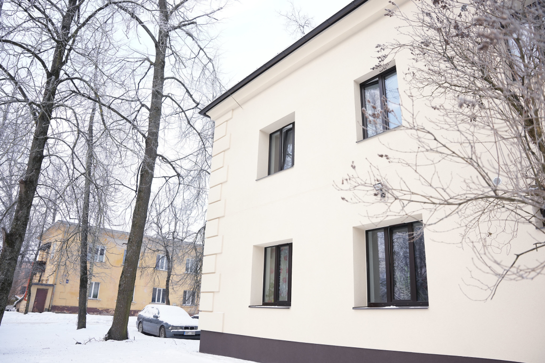 Atjaunotā daudzdzīvokļu māja Bērzpils ielā 75, Rīgā.