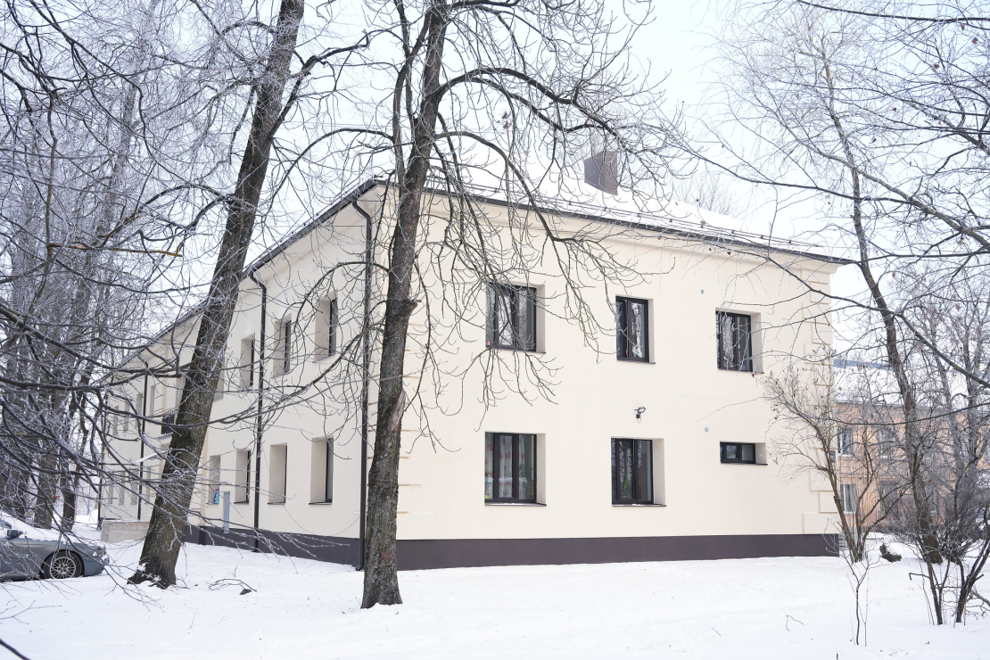 Atjaunotā daudzdzīvokļu māja Bērzpils ielā 75, Rīgā.
