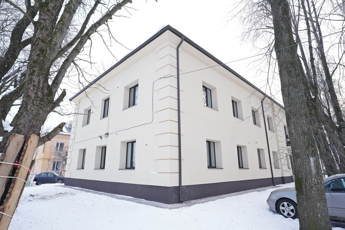 Atjaunotā daudzdzīvokļu māja Bērzpils ielā 75, Rīgā.