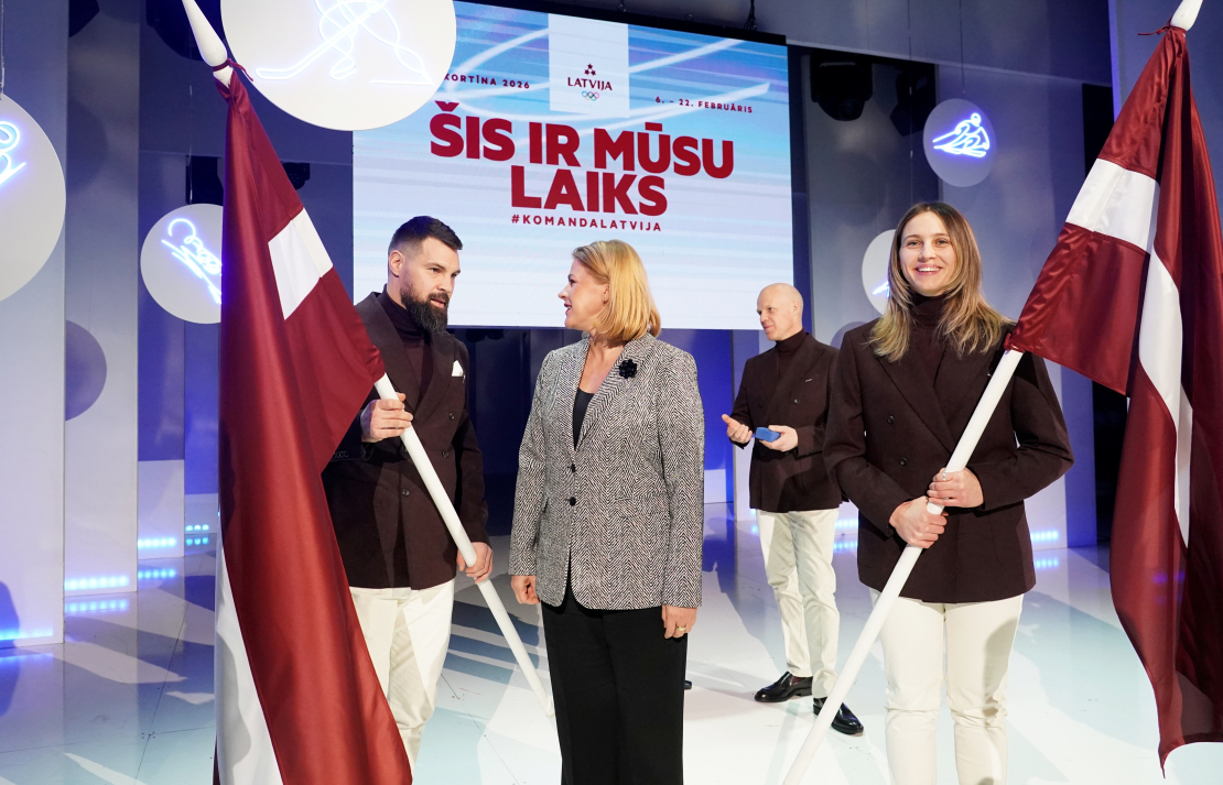 Latvijas karognesējs 2026. gada ziemas olimpiskajās spēlēs, hokejists Kaspars Daugaviņš, Ministru prezidente Evika Siliņa un Latvijas karognesēja 2026. gada ziemas olimpiskajās spēlēs, kalnu slēpotāja Dženifera Ģērmane piedalās pasākumā Latvijas Nacionālajā teātrī, kurā paziņo Latvijas delegācijas karognesējus Milānas-Kortīnas olimpiskajās spēlēs.