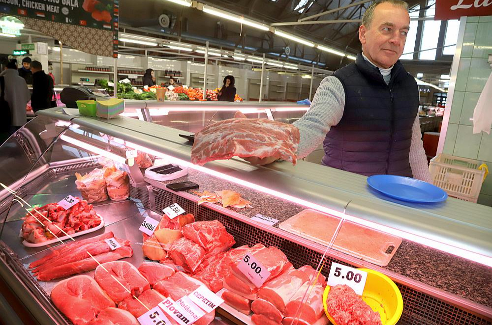 Gaļas tirgotājs Arvīds Krolle ir pārliecināts, ka nomas maksas kāpums atspoguļosies preču cenās, līdz ar to tirgus kļūs vēl tukšāks.