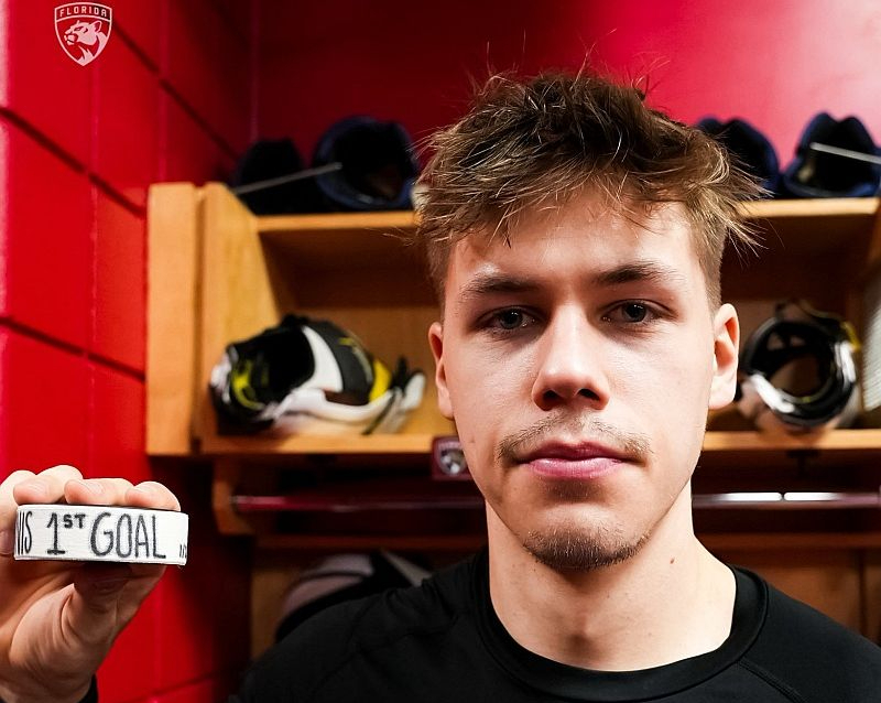 Sandis Vilmanis atrāda ripu, ar kuru guva savus pirmos NHL vārtus.