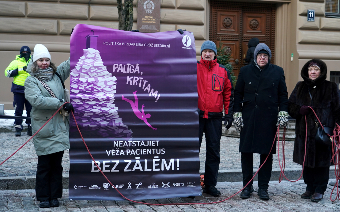 Pasaules vēža dienā Latvijas onkoloģijas pacientu organizāciju apvienība "Onkoalianse" pie Saeimas ēkas rīko akciju "Neatstājiet vēža pacientus bez zālēm!".