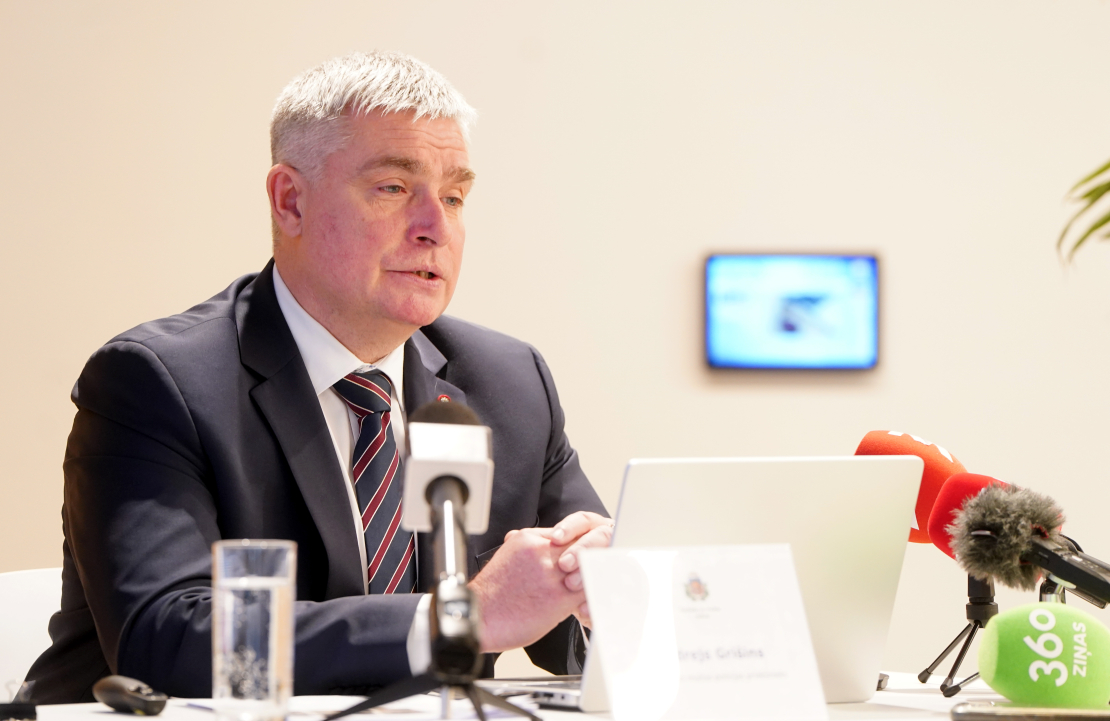 Nodokļu un muitas policijas priekšnieks Andrejs Grišins piedalās preses konferencē, kurā informē par strauji pieaugošu un bīstamu narkotisko vielu patēriņa tendenci jauniešu vidū.