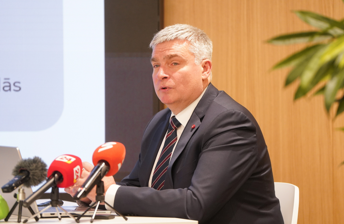 Nodokļu un muitas policijas priekšnieks Andrejs Grišins piedalās preses konferencē, kurā informē par strauji pieaugošu un bīstamu narkotisko vielu patēriņa tendenci jauniešu vidū.