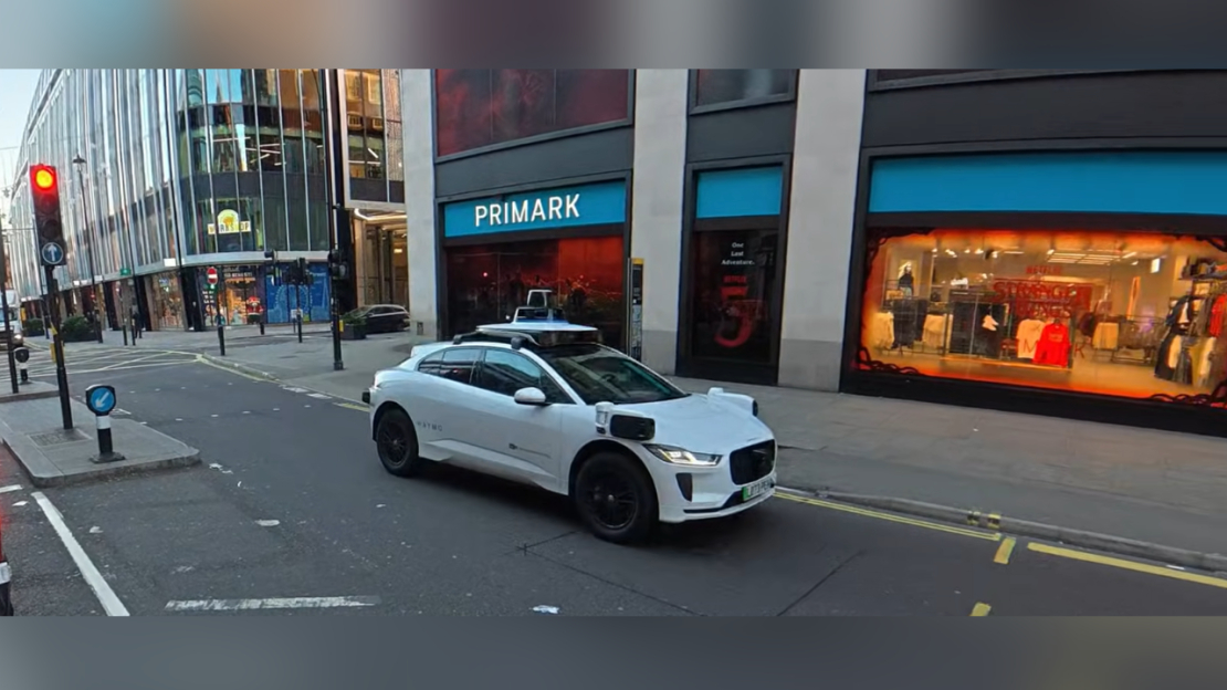 Uzņēmuma "Waymo" automašīna Londonas satiksmē.