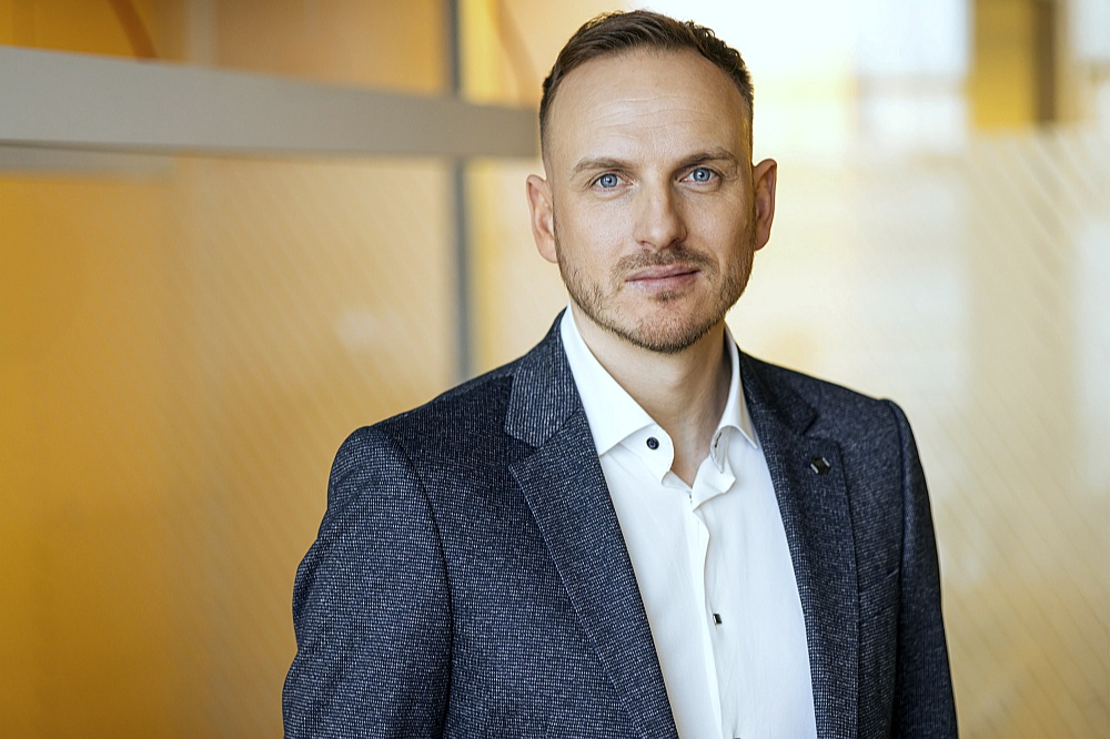 "Luminor" bankas mājokļu kreditēšanas vadītājs Kaspars Sausais: "Prognozējamāku izmaksu un samērā operatīva būvniecības procesa dēļ 60–70% klientu Latvijā šobrīd izvēlas būvēt koka karkasa mājas."
