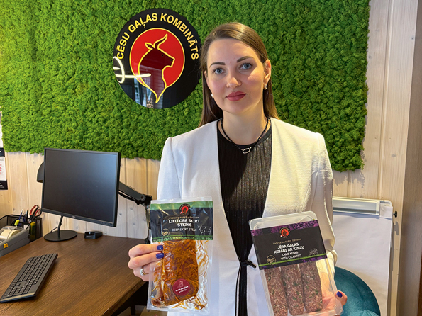 "Cēsu gaļas kombināta" vadītāja Ieva Piteronoka-Krišāne: "Latvijā esam pionieri liellopu produktu, to skaitā maltīšu gatavošanā. Liellopa gaļas skirt steiks un jēra gaļas kebabi ar kinzu ir viegli, ērti un ātri pagatavojamu maltīšu produkti."