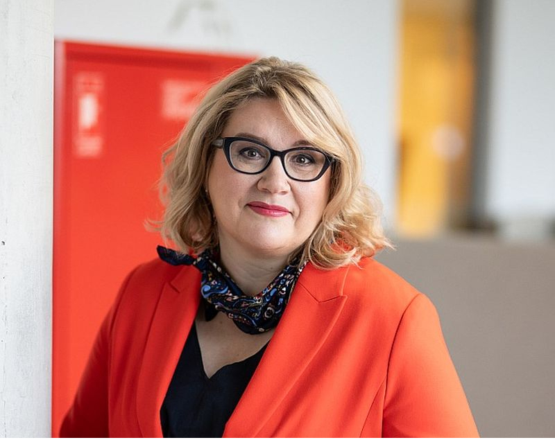 Kristīne Jučkoviča: "Gribētos ticēt, ka aptieka ar laiku kļūs par veselības aprūpes punktu, kas nevis aizstās ģimenes ārsta prakses, bet, kā tas izskanējis vairākos Eiropas farmaceitiskās aprūpes asociāciju saietos, kļūs par "vietām, kas aizpildīs veselības aprūpes tuksnešus"."