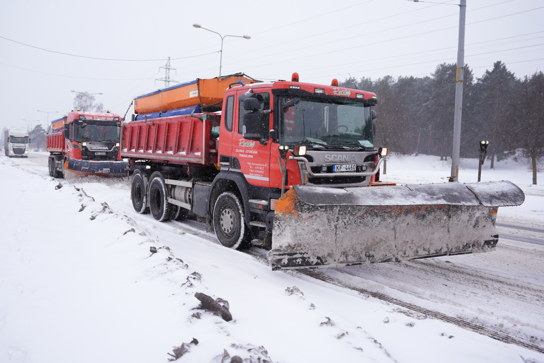 Sniega tīrīšana no Rīgas ielu brauktuvēm un ietvēm.