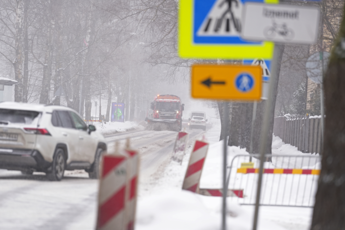 Sniega tīrīšana no Rīgas ielu brauktuvēm un ietvēm.