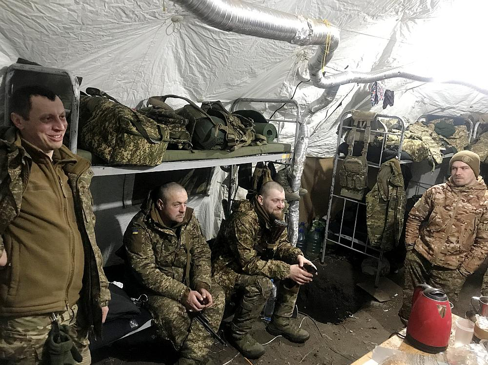 Pirms došanās uz fronti jaunie karavīri divus mēnešus pavada poligonā, tad pāris nedēļu pavada intensīvākās apmācībās.