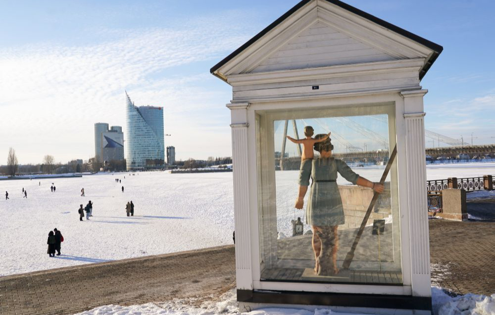 Cilvēki uz Daugavas ledus 2026. gada 3. februārī.