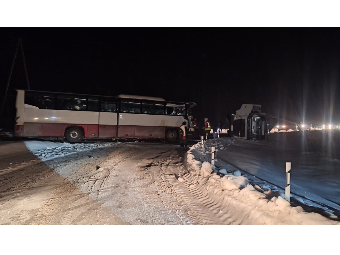 Pie Apšupes krustojuma ar Liepājas šoseju notikusi kravas auto un autobusa sadursme.